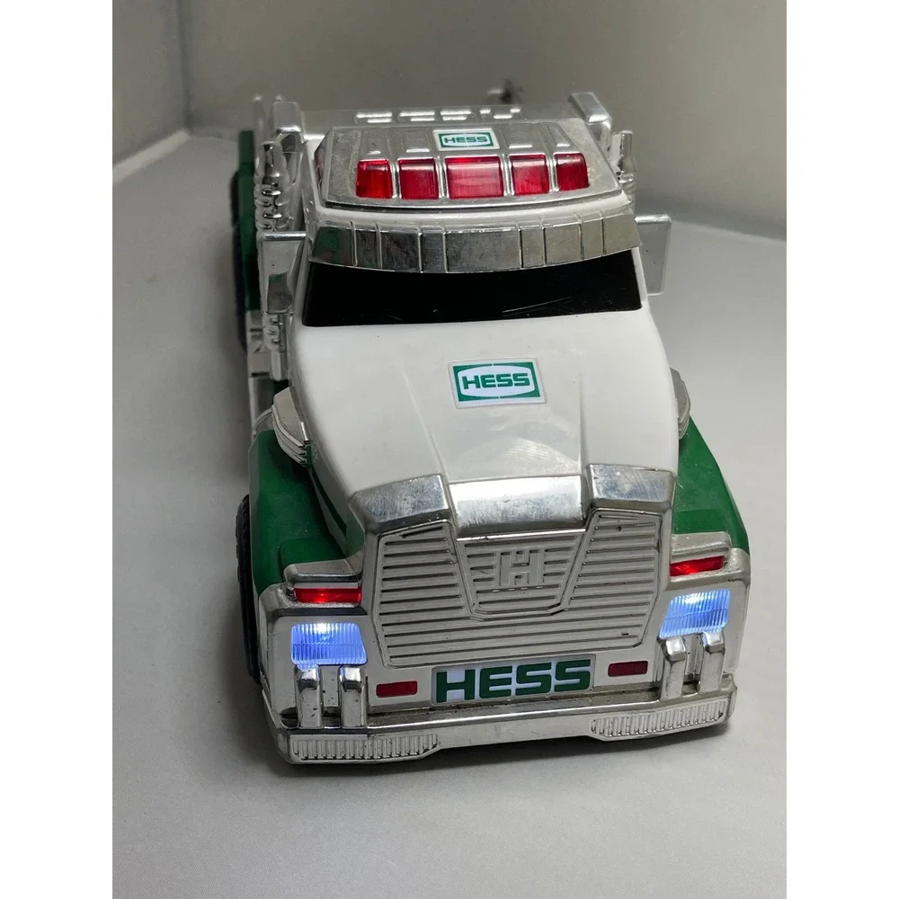 Hess Tow Truck Kids White‎ Green Plastic Classic 2019 Working Lights Collectible